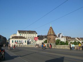 Basel Mittlere Br�cke: K�ppelijoch mit
                          Hotel Krafft