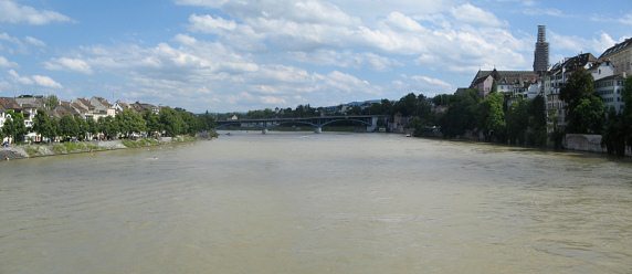 Der braune Rhein bei Basel, Sicht auf den
                        Oberen Rheinweg und das Mnster von der
                        Mittleren Rheinbrcke aus, Panoramafoto