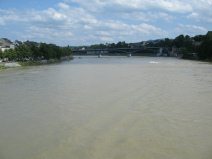 Der braune Rhein am 22.7.2007, Sicht auf
                        die Wettsteinbr�cke