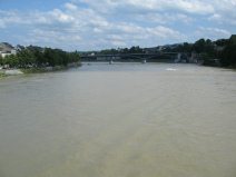 Der braune Rhein am 22.7.2007, Sicht auf
                        die Wettsteinbrcke