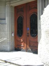 Hauptbahnhof, T�rfenster mit Schmuckgitter
                        von aussen