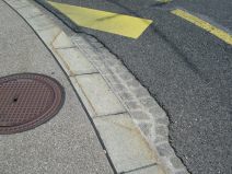 St. Gallen: St.-Leonhardstrasse,
                        Trottoirrampe halb abgeschr�gt, halb
                        gepflastert, Nahaufnahme
