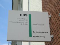 St. Gallen: Davidstrasse,
                                  Ziegelb�rohaus, Tafel der GBS
                                  ("Gewerbliches Berufs- und
                                  Weiterbildungszentrum St.
                                  Gallen")