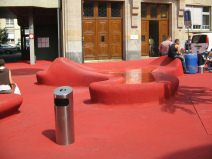 St. Gallen: Raiffeisenplatz, Brunnen mit
                M�llschlucker