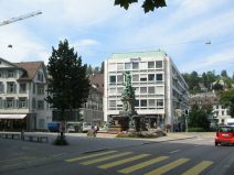 St. Gallen: Oberer Graben, grosser Brunnen
                        mit Baus�nde im Hintergrund