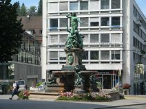 St. Gallen: Oberer Graben, grosser Brunnen,
              Nahaufnahme, mit Baus�nde im Hintergrund