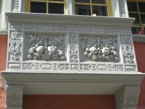 St. Gallen: Multergasse, Erkerrelief, Geier
                        und Fr�chte