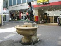 St. Gallen: Multergasse, Brunnen mit einem
                        Kind, das ein Weinfass ausleert (vielleicht auch
                        ein Bierfass?)