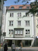 St. Gallen: B�renplatz, Erkerhaus mit dem
                        Laden GEOX