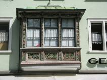 St. Gallen: Brenplatz, Erkerhaus mit dem
                        Laden GEOX, Nahaufnahme des Erkers