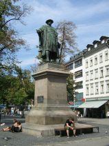 St. Gallen: Marktgasse, Vadiandenkmal, Nahaufnahme