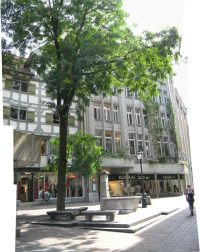 St. Gallen: Neugasse Baum, Brunnen und
                          Sitzgruppe, Panoramafoto