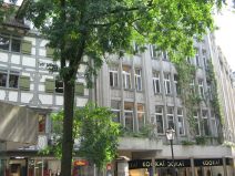 St. Gallen: Neugasse Baum, Brunnen und
                        Sitzgruppe 02