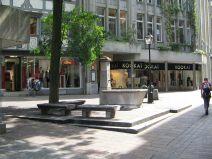 St. Gallen: Neugasse Baum, Brunnen und
                        Sitzgruppe 03