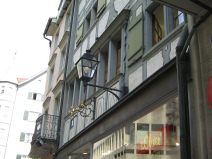 St. Gallen: Neugasse 39-41, Riegelhaus mit
                        alter Laterne