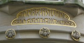 St. Gallen: Eckhaus Neugasse /
                          Multergasse "Haus zur Waage", Detail
                          des Erkers "Morgenstund hat Gold im
                          Mund"