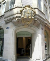 St. Gallen: Eckhaus Neugasse /
                          Multergasse "Haus zur Waage" mit
                          Darstellung einer Waage, Eingangst�r,
                          Panoramafoto