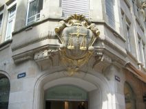 St. Gallen: Eckhaus Neugasse / Multergasse
                "Haus zur Waage", Eingang mit Darstellung
                einer Waage