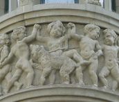 St. Gallen: Eckhaus Webergasse /
                                  Oberer Graben, Erker unteres Relief