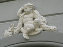 St. Gallen: Webergasse, Vadianbank mit
                        einem Firstkind auf dem Fensterfirst,
                        Nahaufnahme