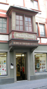 St. Gallen: Webergasse, bemalter Erker
                          mit Hauseingang, Panoramafoto