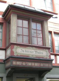 St. Gallen: Webergasse, bemalter Erker am
                Riegelhaus mit Hauseingang am Haus "Zu den vier
                Winden"