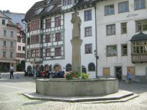 St. Gallen: Gallusplatz, Gallusbrunnen mit
                Riegelh�usern
