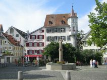 St. Gallen: Gallusplatz, H�userzeile mit
                        dem Restaurant Schwanen