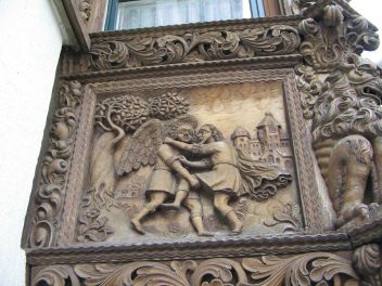 St. Gallen: Gallusstrasse 22, Haus mit Holzerker,
                linkes, seitliches Relief, Engel mit Mann