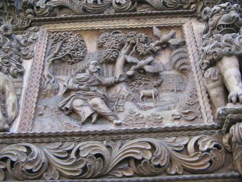 St. Gallen: Gallusstrasse 22,
                                  Haus mit Holzerker, Relief vorne
                                  links, Mann und V�gel