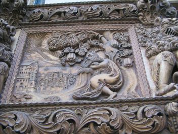 St. Gallen: Gallusstrasse 22,
                                  Haus mit Holzerker, Relief vorne
                                  rechts, Mann, Baum und Stadt