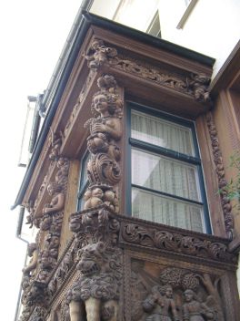 St. Gallen: Gallusstrasse 22,
                                  Haus mit Holzerker, geschnitzte
                                  seitliche Fensterumrahmung
