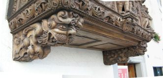 St. Gallen: Gallusstrasse 22,
                                  Holzerker, geschnitzte Basisfiguren,
                                  Panoramafoto