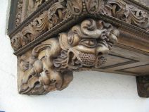 St. Gallen: Gallusstrasse 22,
                                    Holzerker, geschnitzte Basisfigur