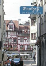 St. Gallen: Sicht vom Gallusplatz in die
                        Bankgasse mit Strassentransparent
                        "Gankgasse im Klosterviertel"