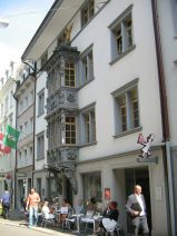 St. Gallen: Schmiedgasse 15, Caf Pelikan
                        mit mehrstckigem Erker mit Reliefs
                        (Prachtserker)