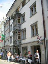 St. Gallen: Schmiedgasse 15, Caf� Pelikan
                        mit mehrst�ckigem Erker mit Reliefs
                        (Prachtserker)