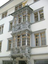 St. Gallen: Schmiedgasse 15, Caf Pelikan,
                mehrstckiger Erker mit Reliefs (Prachtserker)