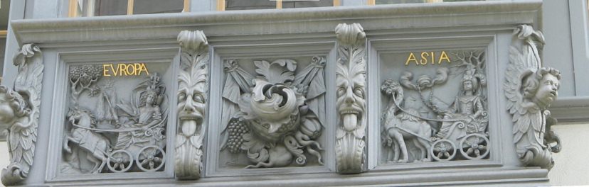 St. Gallen: Schmiedgasse 15, Erkerreliefs
                        mit den Wagen "Europa" und
                        "Asia", Panoramafoto