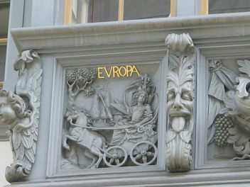 St. Gallen: Schmiedgasse 15, Erkerrelief
                        mit einem Wagen "Europa"