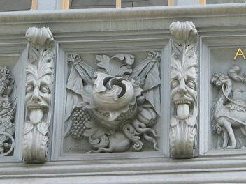 St. Gallen: Schmiedgasse 15, Erkerrelief
                        mit Fratzen und Fr�chten