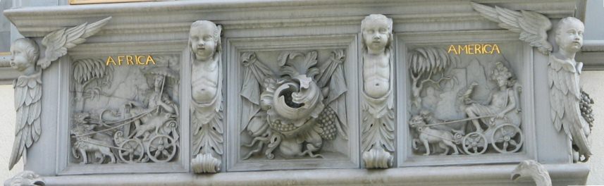 St. Gallen: Schmiedgasse 15, Erkerreliefs
                        mit den Wagen "Africa" und
                        "America", Panoramafoto