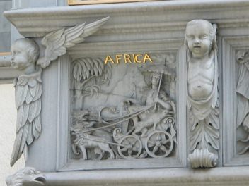 St. Gallen: Schmiedgasse 15, Erkerrelief
                        mit einem Wagen "Africa"
