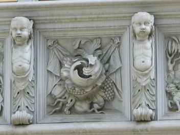 St. Gallen: Schmiedgasse 15, Erkerrelief
                        mit Kinderk�pfen und Fr�chten