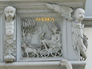 St. Gallen: Schmiedgasse 15, Erkerrelief
                        mit einem Wagen "America"