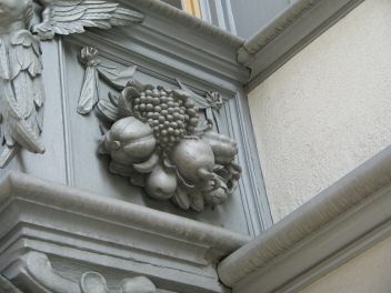 St. Gallen: Schmiedgasse 15, seitliches
                        Relief mit Fr�chten