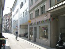 St. Gallen: Schmiedgasse, Baus�nde mit
                        Fassade ohne Stil und mit Tibetladen