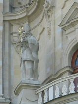 St. Gallen: Klosterkirche,
                                Kirchenfassade, Figur 01, Nahaufnahme
