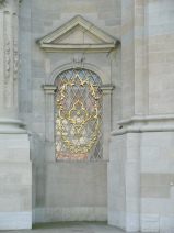 St. Gallen: Klosterkirche,
                                Kirchenfassade, Fenster mit
                                Schmuckgitter