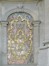 St. Gallen: Klosterkirche,
                                Kirchenfassade, Fenster mit
                                Schmuckgitter, Nahaufnahme